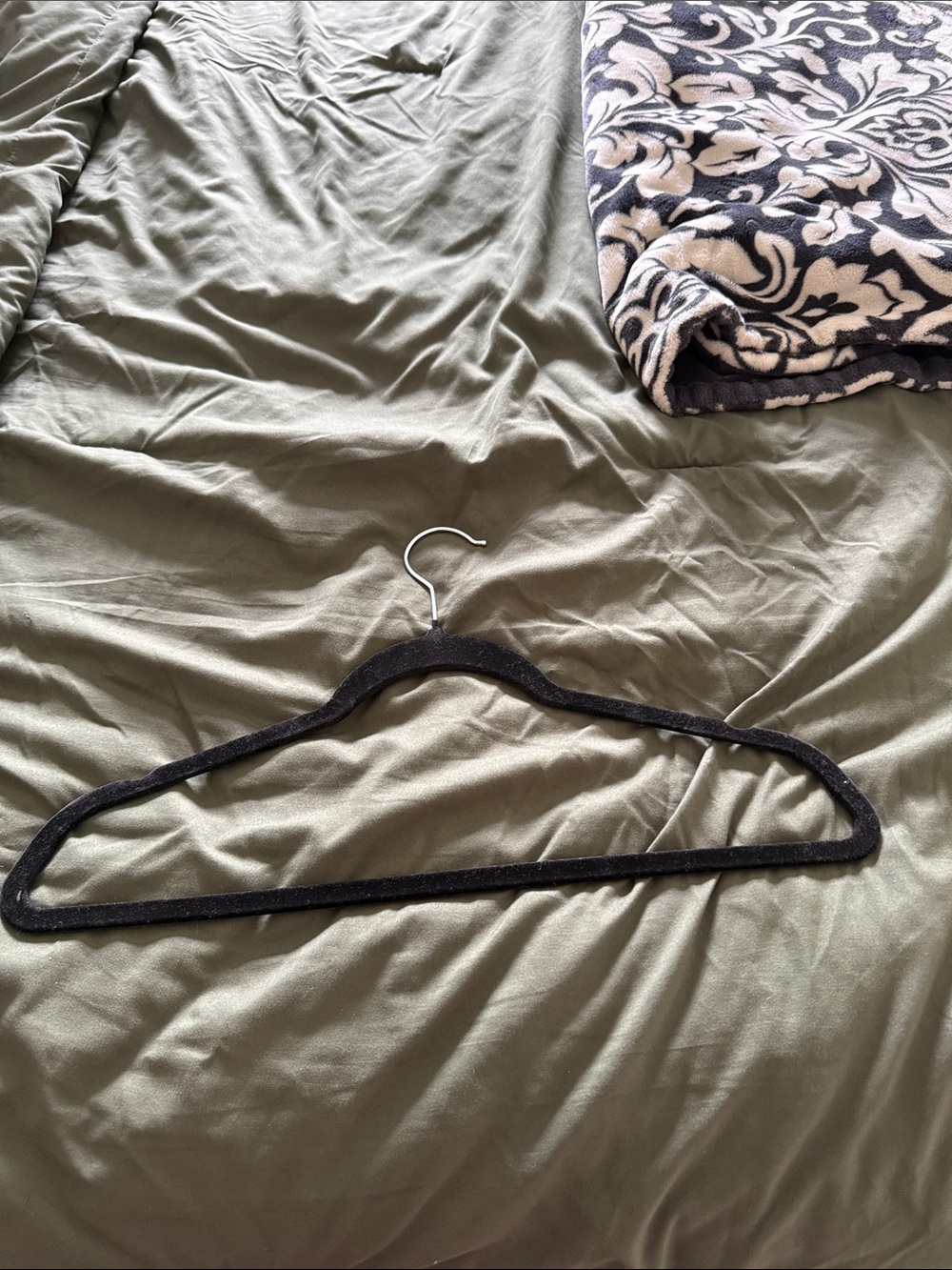 100 pack Velvet Hangers